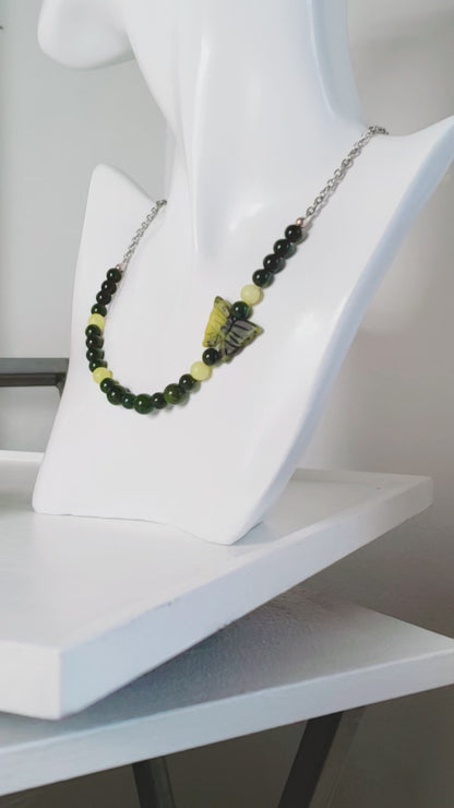 Collar de Jade verde oliva y Cuarzo Verde Oscuro con una Mariposa en Piedra