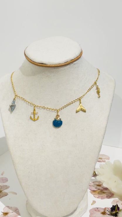 Collar en Acero Inoxidable con Dijes Playeros color azul y dorado