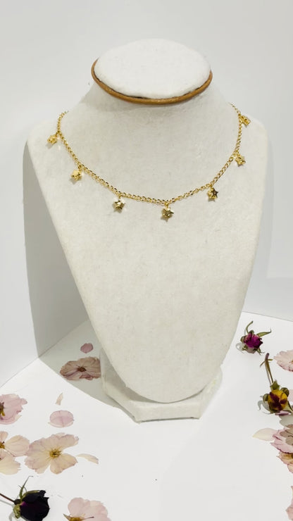 Este collar en acero inoxidable dorado con colgantes de estrellas en hematite es el complemento perfecto