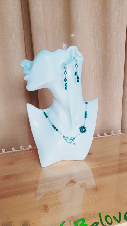 Conjunto de collar y aretes de Perlas Cultivadas de Agua Dulce será un complemento perfecto para su colección de accesorios. Las perlas naturales tienen un acabado suave y brillante que brilla con cada movimiento