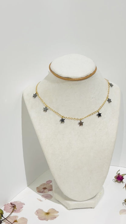 Las estrellas nunca pasan de moda, y este collar en acero inoxidable con detalles en estrellas  es la prueba de ello.