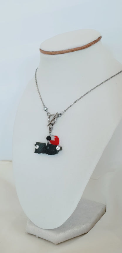 Descubre cómo nuestros collares de dijes desmontables pueden transformar tu estilo con solo un cambio." Dije del Mapa De P.R. en Resina con Negro
