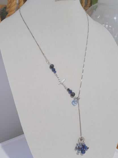 Increible Collar Largo con Piedra Sodalita Azul y un enlace de Latido de Corazón , collar adjustable al largor que prefiera , combinado con unos Hermosos Pendientes  en Piedra Sodalita Azul