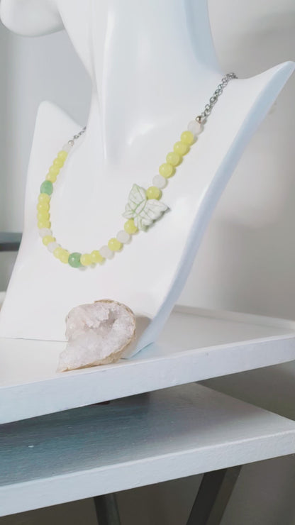 Collar de gargantilla  en Acero Inoxidable en Piedras Jade Verde Olivo y Una Mariposa en Piedra