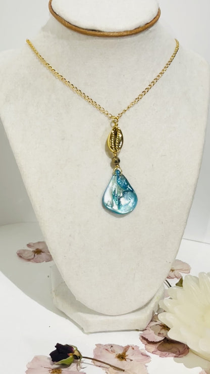 Collar en Acero Inoxidable con Colgante de Caracol dorado y Lágrima de Concha Natural Azul