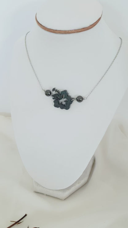 Collar  , en Acero Inoxidable con Flor Grande Maga en Resina Negro con Piedra Hematite Negro Plomo