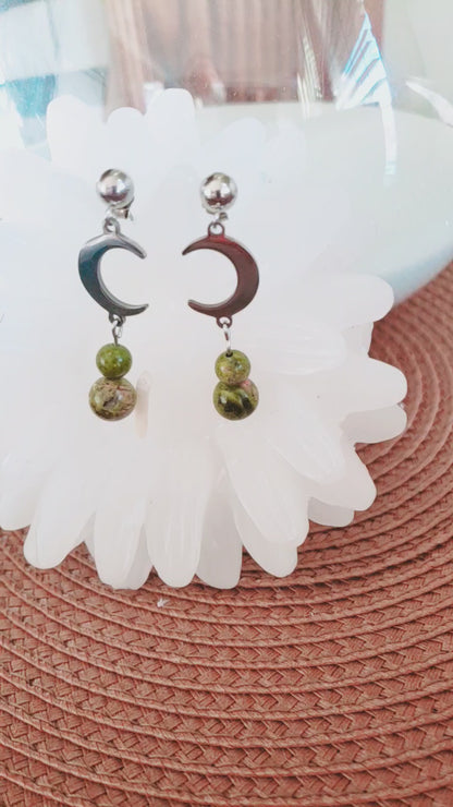 Aretes con media luna y piedras de Unakita color Verde y Coral