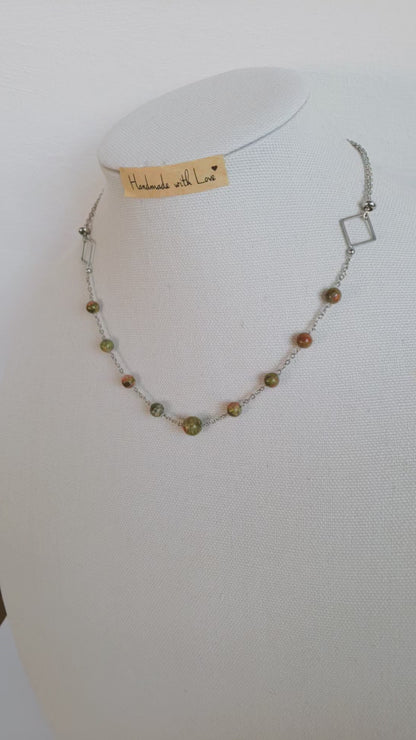 ¡Este precioso collar combina piedras de Unakita color Verde y Coral, para crear un look realmente único y llamativo.