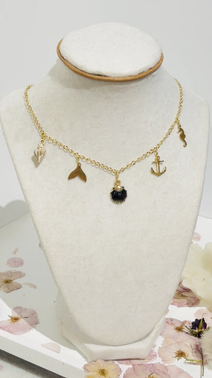 Collar en Acero Inoxidable con Dijes Playeros en colores negros y dorados