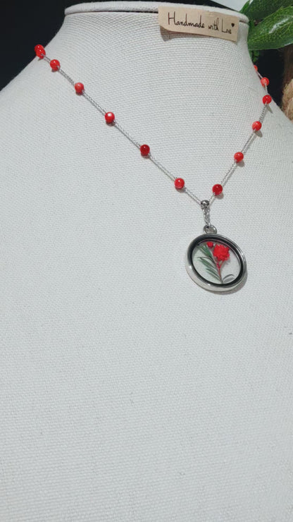 Collar de Plata 925. Con  hermosa cuentas de concha de nácar con un medallón de cristal de flores rojas secas reales, es la manera perfecta de agregar un toque llamativo a su estilo.