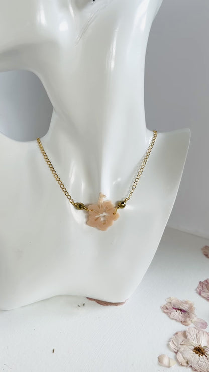 Collar en Acero Inoxidable conla Flor Maga en Resina color Pastel durazno con Piedra Hematite dorado