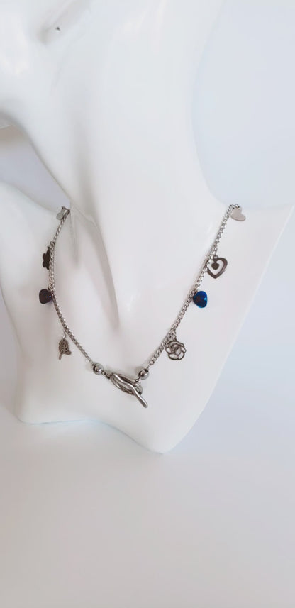 Collar en Acero Inoxidable con Encantadores Dijes de Flores y Corazones.