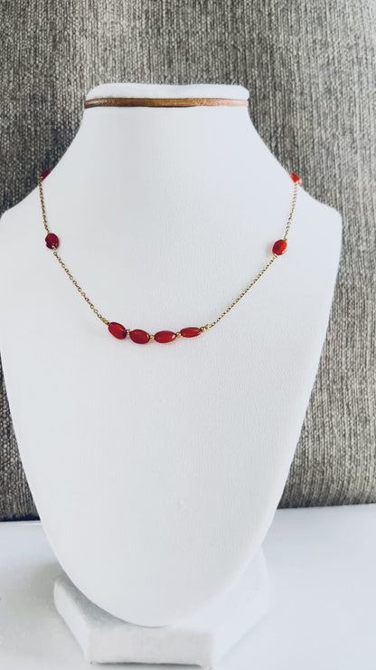 Sutileza y Energía: Collar de Acero con Delicadas Cornalinas