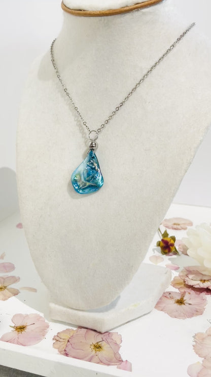 ¡Explora la belleza del mar con este Collar de acero inoxidable y dijes de Lágrimas de Concha