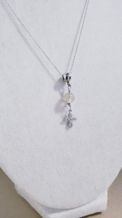 Cadena en 925, presenta un hermoso cuarzo redondo  , con un Colgante de cruz de plata de primera ley con incrustaciones de Piedras  Zirconia .