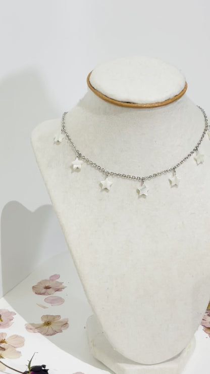 Este delicado collar en Acero Inoxidable con Estrellas de Concha Blancas , aporta un toque chic y modern
