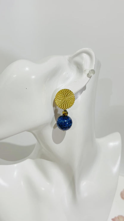 Aretes Bohemio redondo en Acero Inoxidable Dorado con Piedra lapis Lazuli