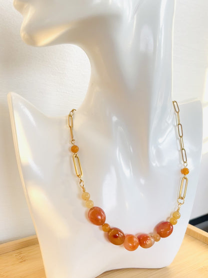 Collar en Acero inoxidable ,presenta unas piedras cornalina para agregar una explosión de color a tu look