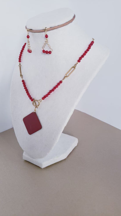 Moderno Collar y Aretes en Acero Quirúrgico Color oro con Delicadas Piedras en Cuarzo Rojo