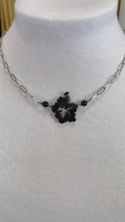 Collar Unisex , en Acero Inoxidable con Flor Grande  Maga en Resina Negro con Piedra Agate negra