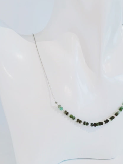 Delicada Cadena con Esmeralda y Cristal