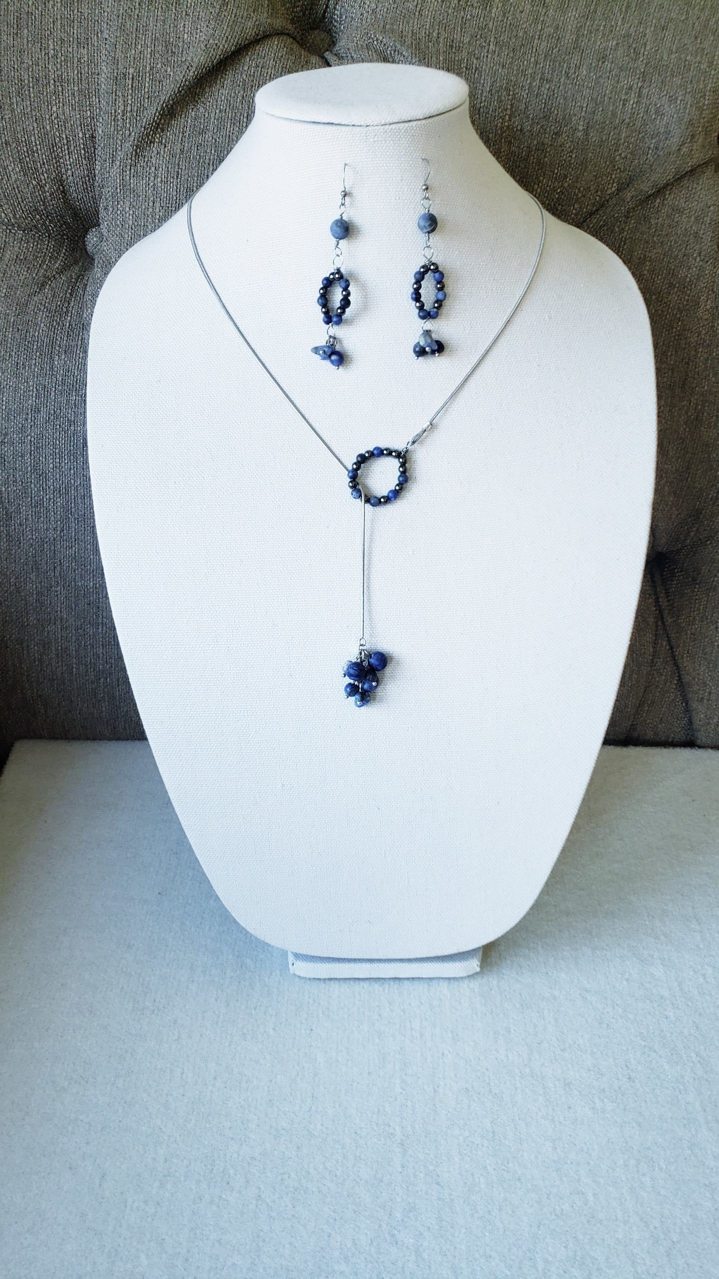 Llamativo Juego de Cadena y Aretes de piedra Sodalita agrega un toque clásico a cualquier look. - K.Beloved LLC