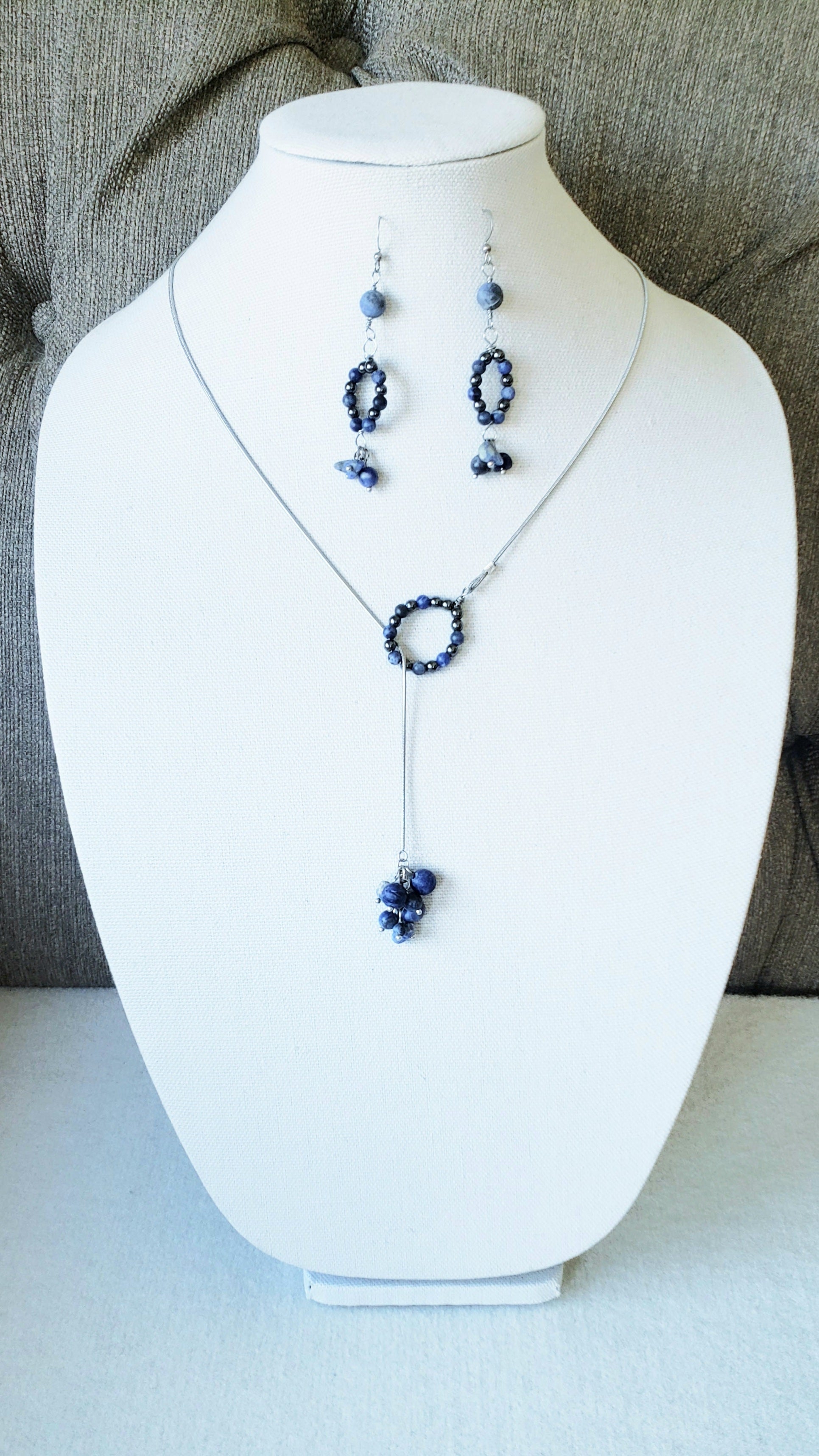 Llamativo Juego de Cadena y Aretes de piedra Sodalita agrega un toque clásico a cualquier look. - K.Beloved LLC