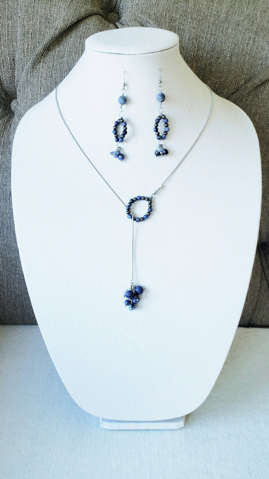 Llamativo Juego de Cadena y Aretes de piedra Sodalita agrega un toque clásico a cualquier look. - K.Beloved LLC