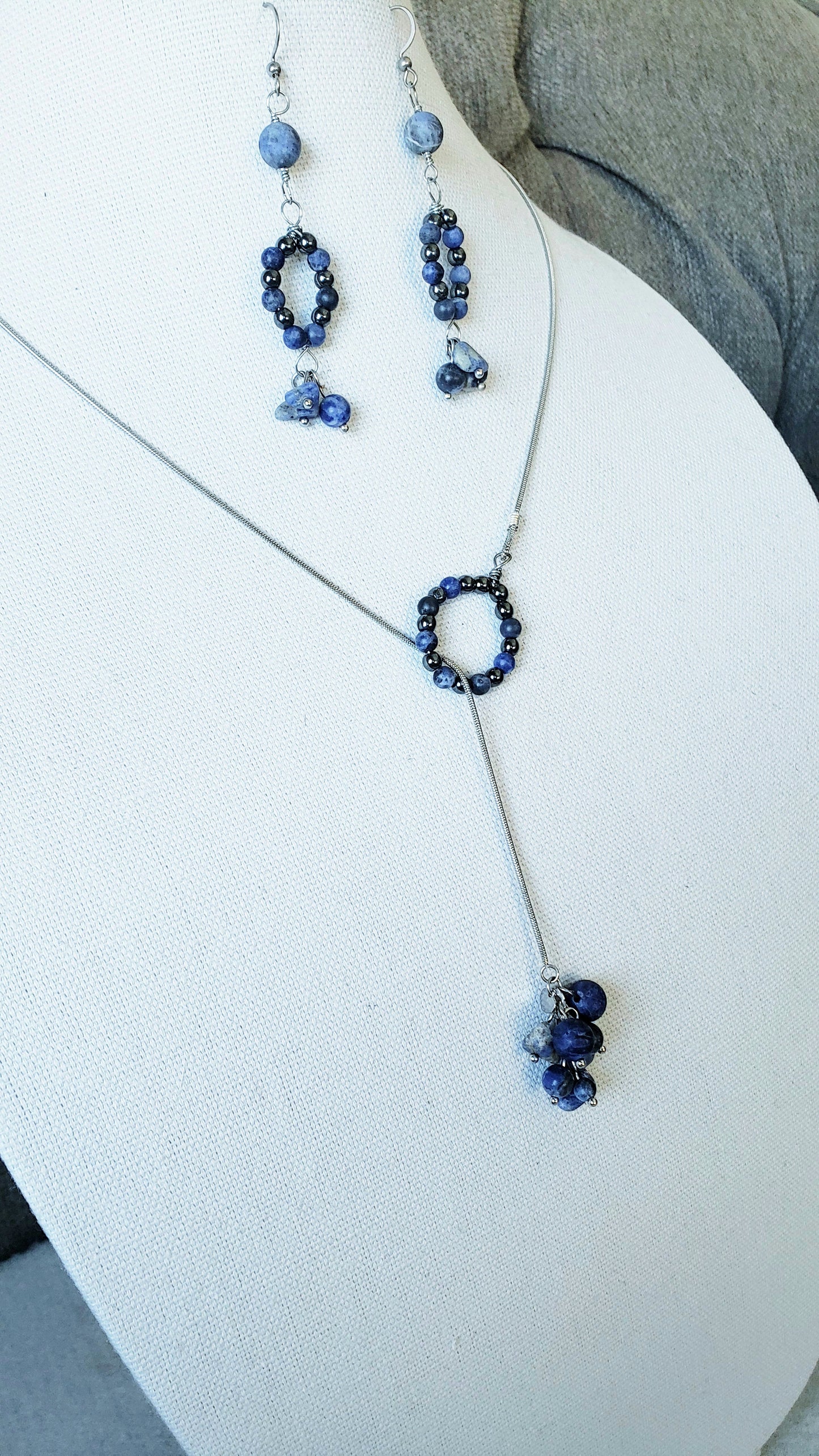 Llamativo Juego de Cadena y Aretes de piedra Sodalita agrega un toque clásico a cualquier look. - K.Beloved LLC