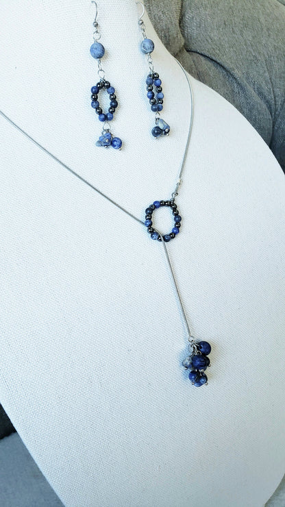 Llamativo Juego de Cadena y Aretes de piedra Sodalita agrega un toque clásico a cualquier look. - K.Beloved LLC