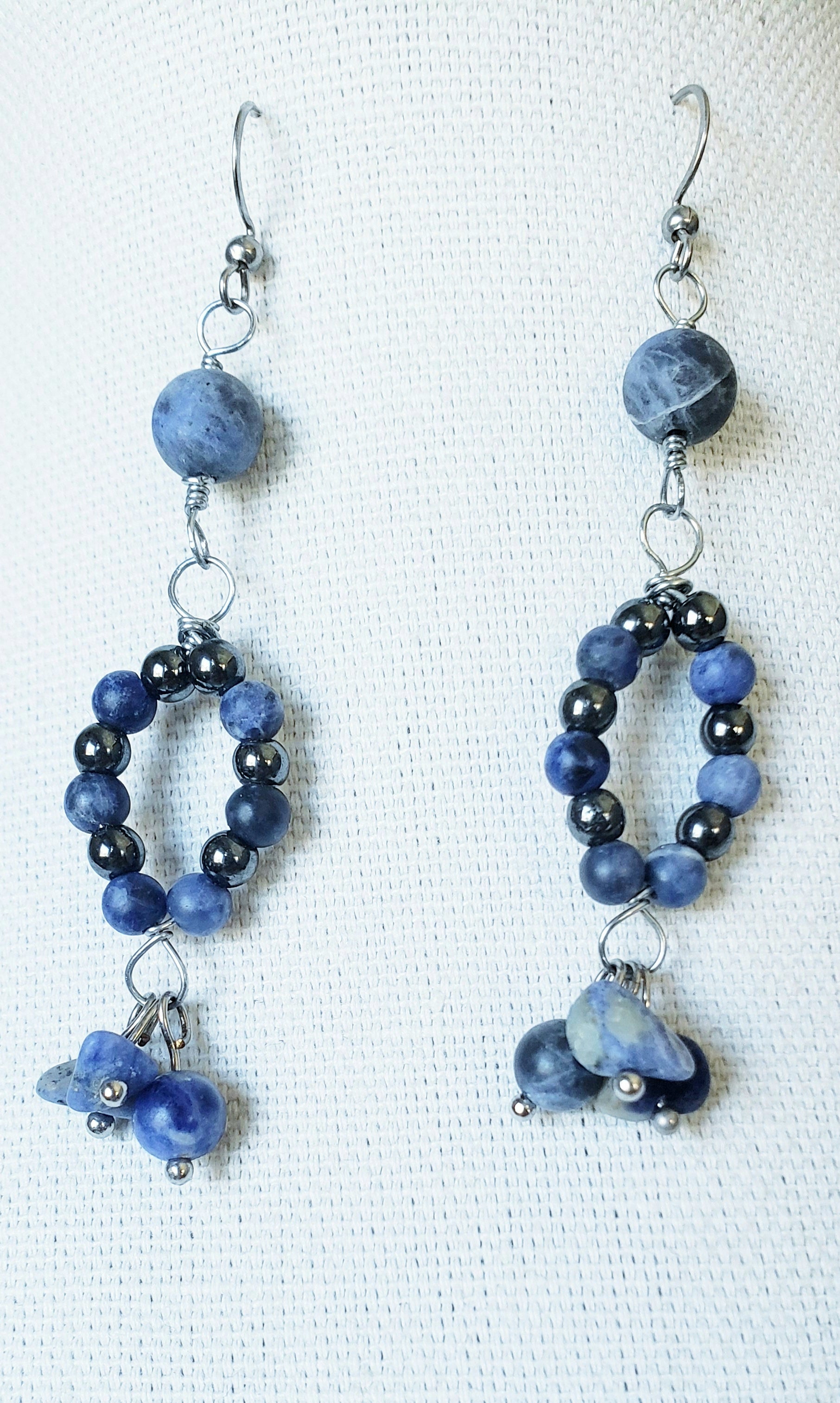 Llamativo Juego de Cadena y Aretes de piedra Sodalita agrega un toque clásico a cualquier look. - K.Beloved LLC