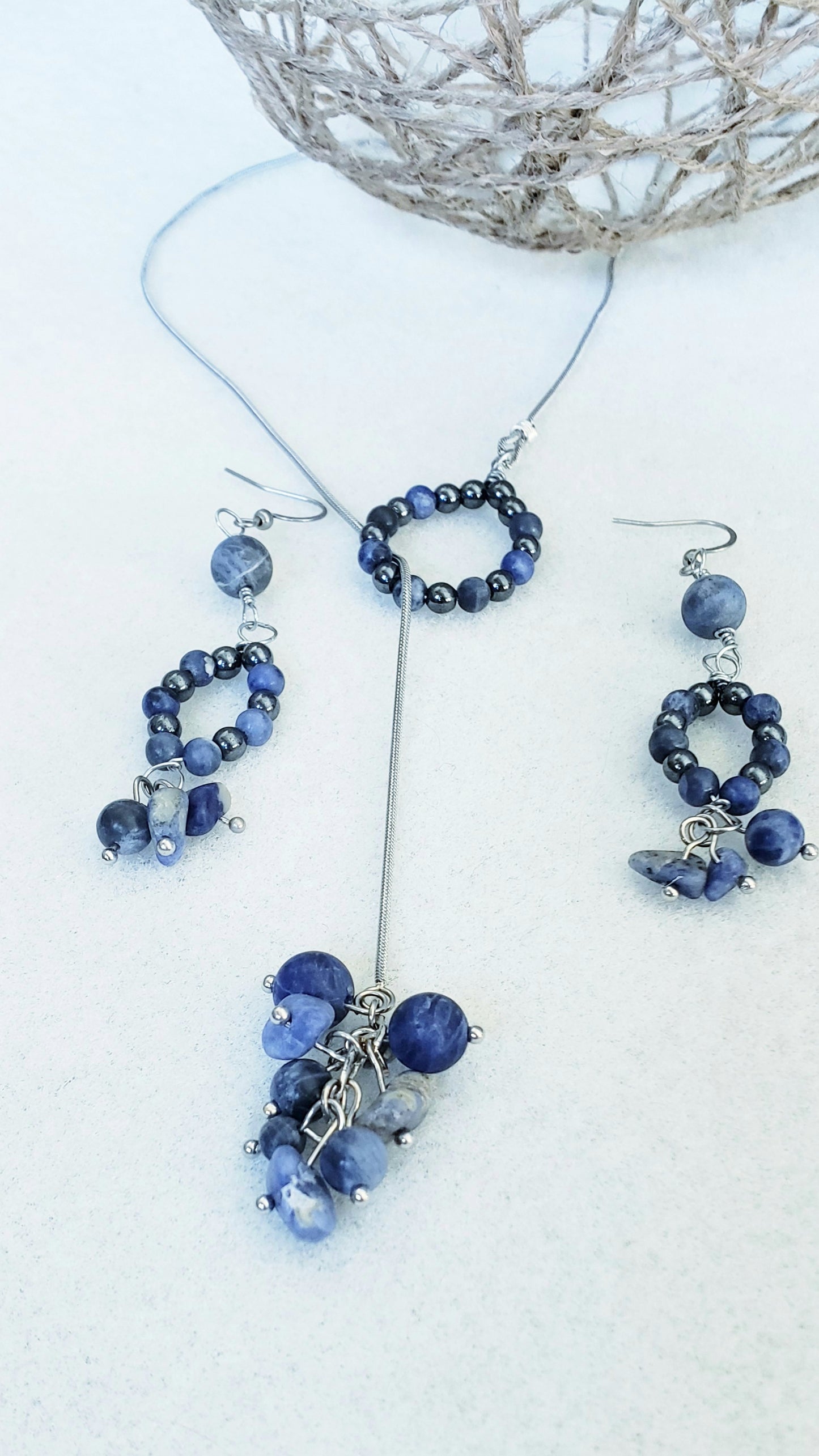 Llamativo Juego de Cadena y Aretes de piedra Sodalita agrega un toque clásico a cualquier look. - K.Beloved LLC