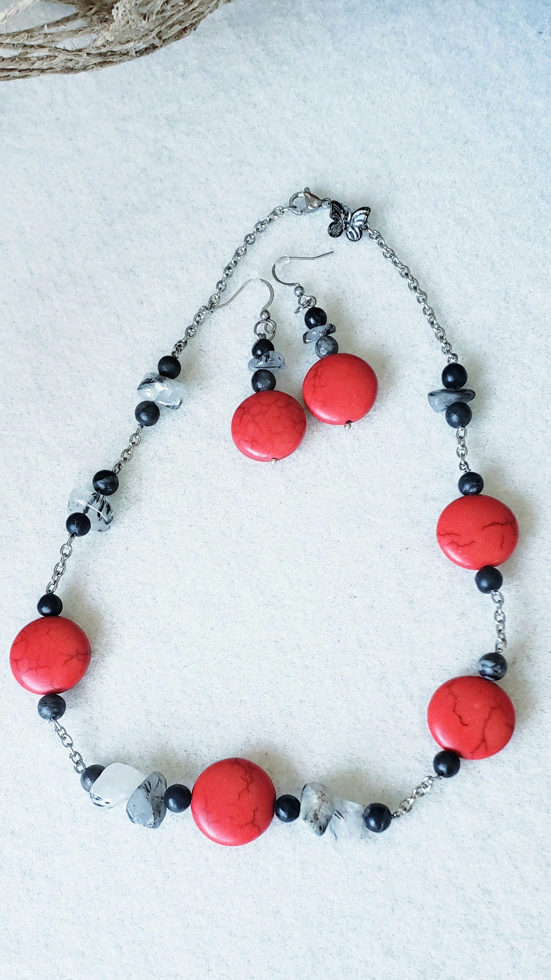 Precioso conjunto incluye collar y pendientes con impresionantes piedras de Howlita roja. - K.Beloved LLC