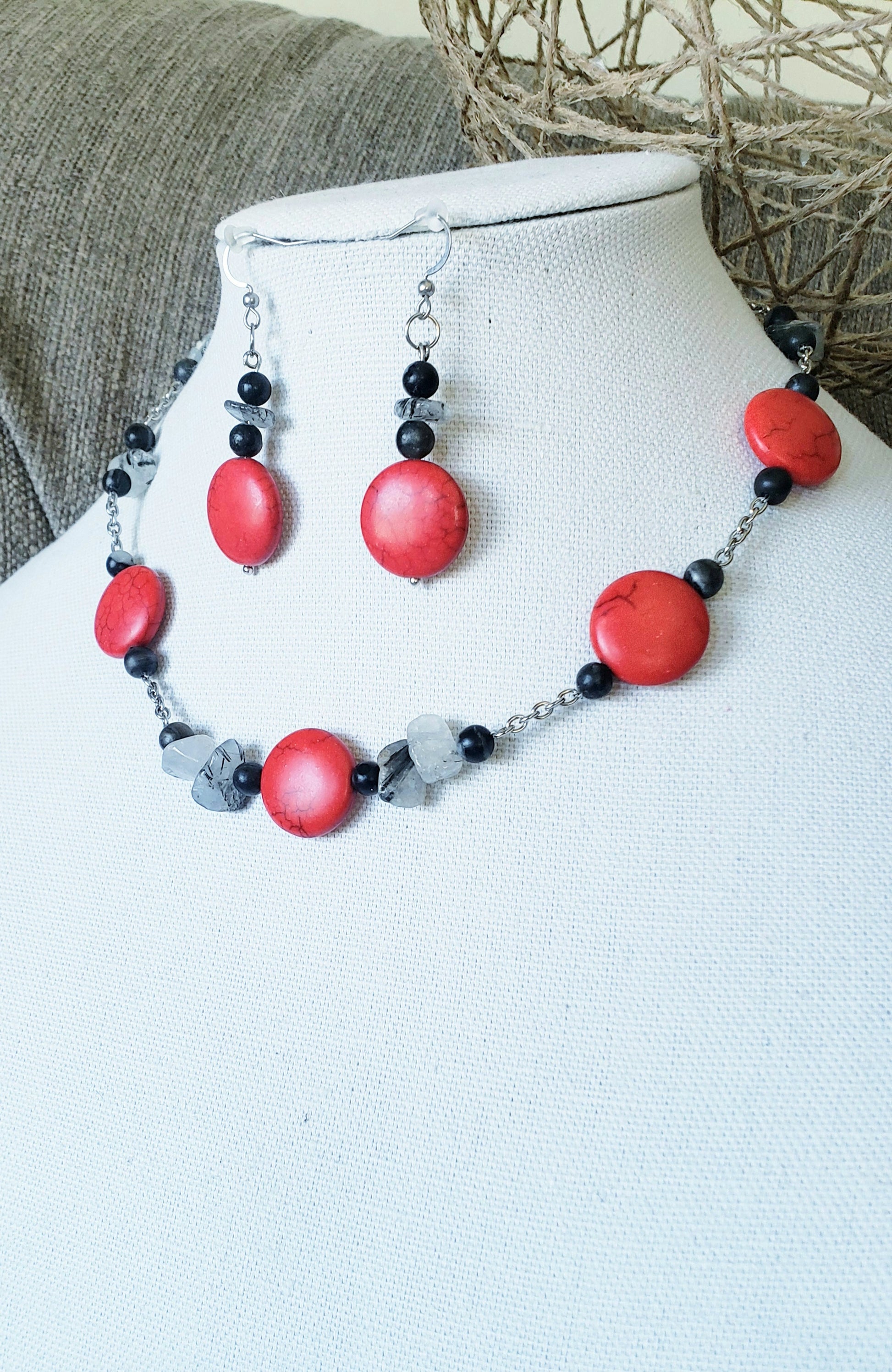 Precioso conjunto incluye collar y pendientes con impresionantes piedras de Howlita roja. - K.Beloved LLC