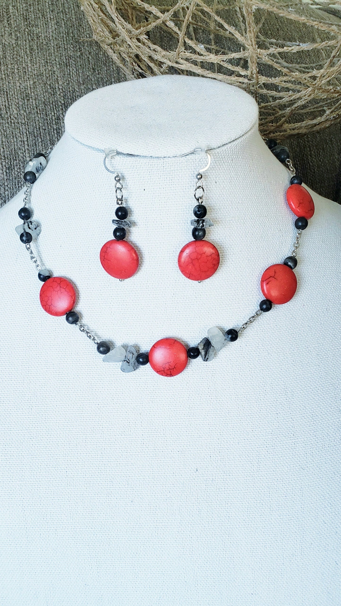 Precioso conjunto incluye collar y pendientes con impresionantes piedras de Howlita roja. - K.Beloved LLC