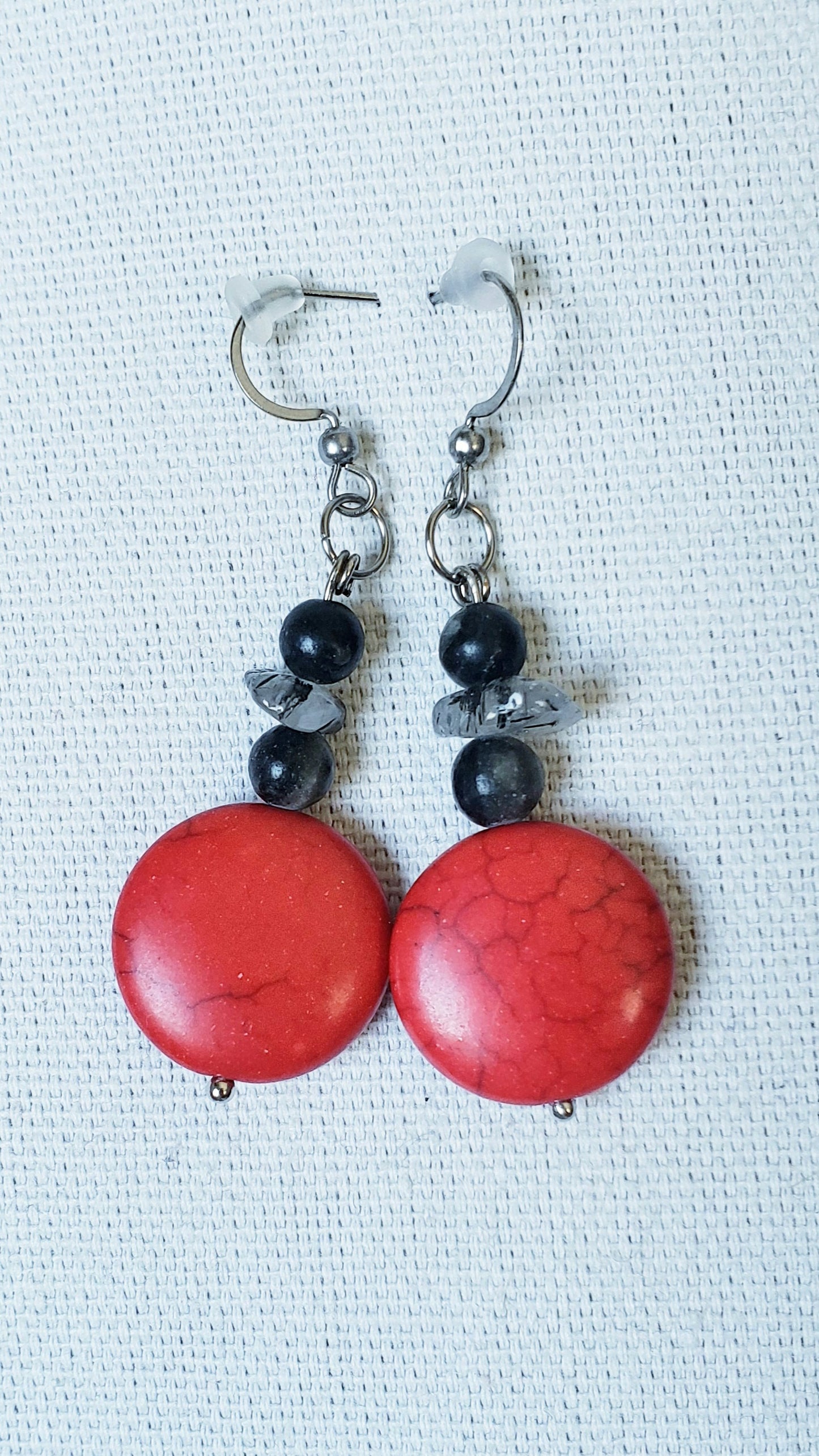 Precioso conjunto incluye collar y pendientes con impresionantes piedras de Howlita roja. - K.Beloved LLC