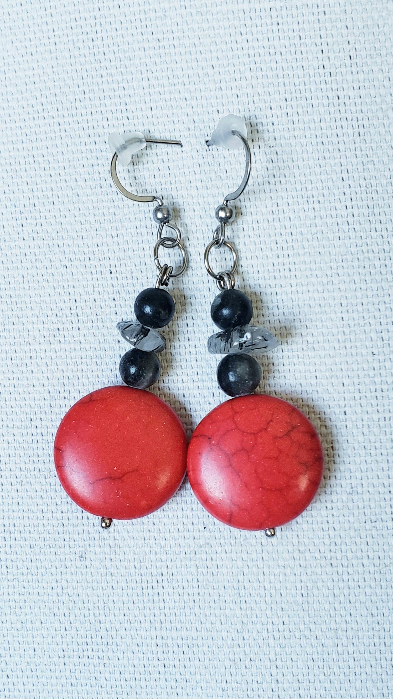 Precioso conjunto incluye collar y pendientes con impresionantes piedras de Howlita roja. - K.Beloved LLC