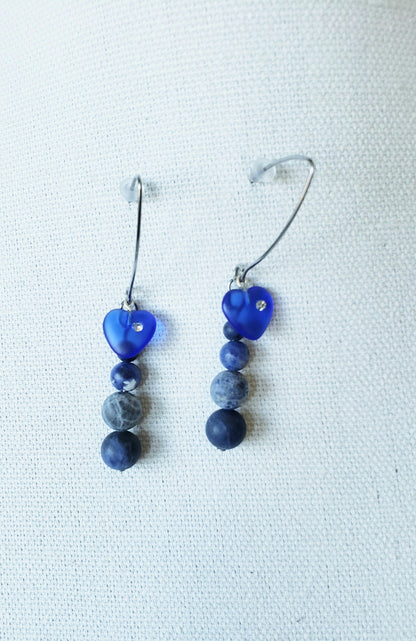 Increible Collar Largo con Piedra Sodalita Azul y un enlace de Latido de Corazón , collar adjustable al largor que prefiera , combinado con unos Hermosos Pendientes  en Piedra Sodalita Azul - K.Beloved LLC