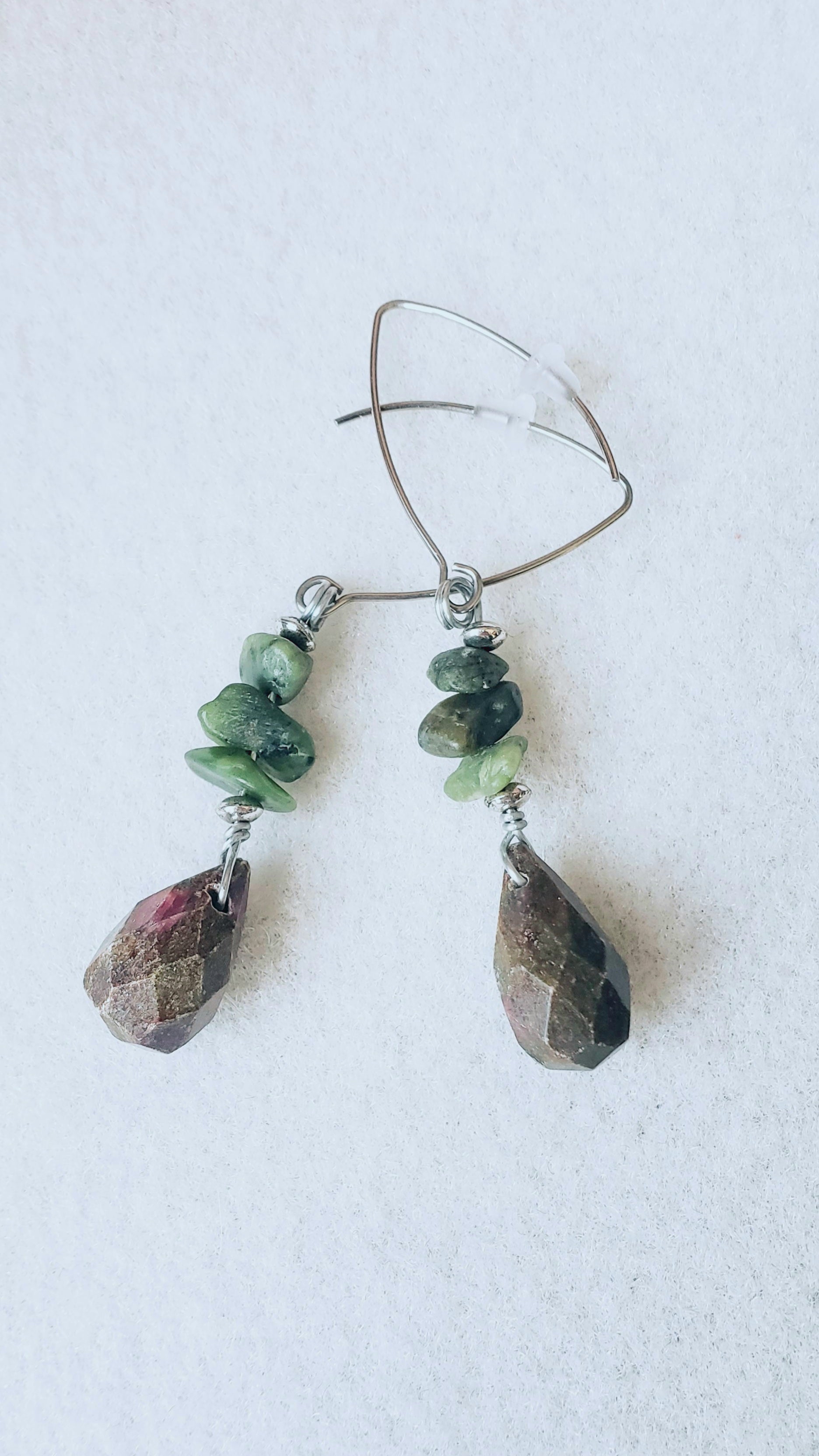 Hermoso y llamativo collar largo , se ajusta al largor que guste  en conjunto  con Aretes piedras en Ruby - K.Beloved LLC