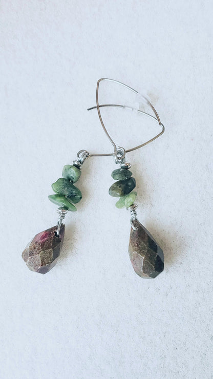 Hermoso y llamativo collar largo , se ajusta al largor que guste  en conjunto  con Aretes piedras en Ruby - K.Beloved LLC
