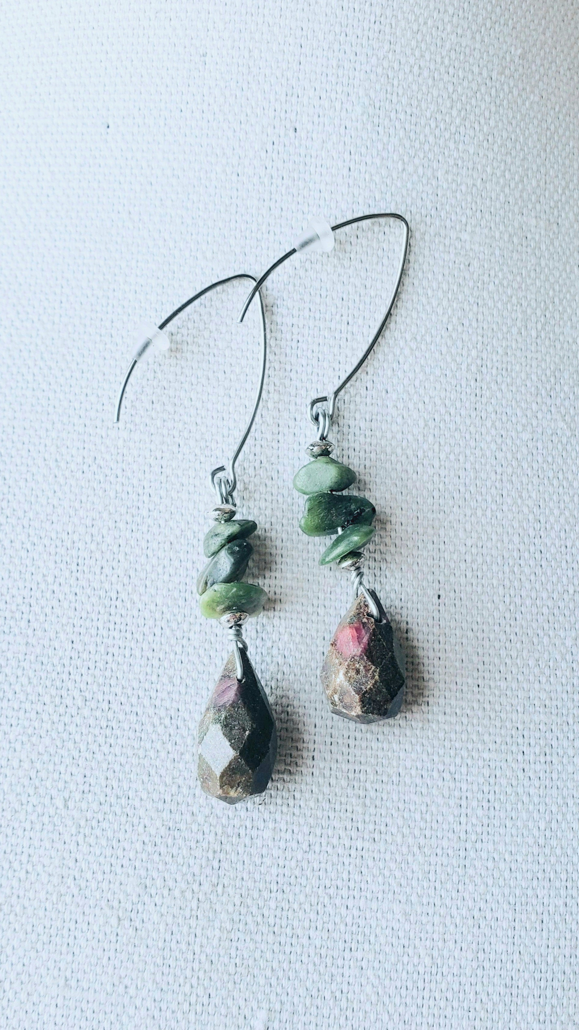 Hermoso y llamativo collar largo , se ajusta al largor que guste  en conjunto  con Aretes piedras en Ruby - K.Beloved LLC