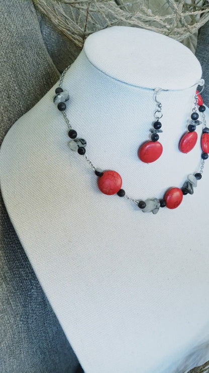 Precioso conjunto incluye collar y pendientes con impresionantes piedras de Howlita roja.