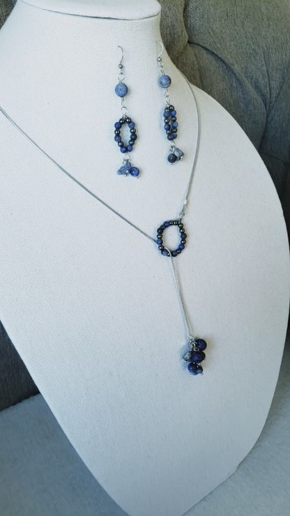 Llamativo Juego de Cadena y Aretes de piedra Sodalita agrega un toque clásico a cualquier look.