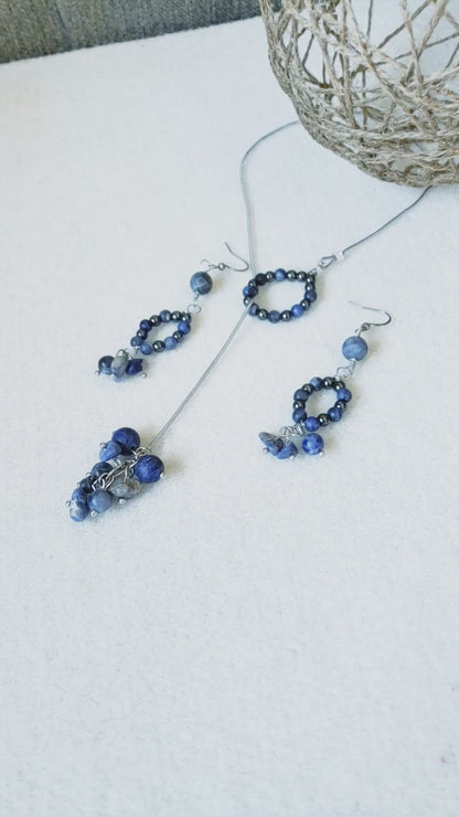 Llamativo Juego de Cadena y Aretes de piedra Sodalita agrega un toque clásico a cualquier look.